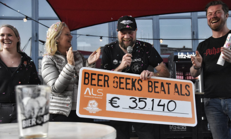 Gina Bartol, Marian van Eldik, Ferry Wijnhoven en Alex de Vries met cheque Beer Geeks Beat ALS